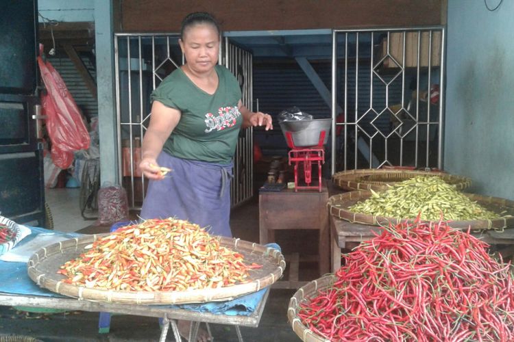 Pedagang cabai, Wahyuni (44) saat ditemui di Pasar Legi, Solo, Jawa Tengah, Selasa (6/3/2018).