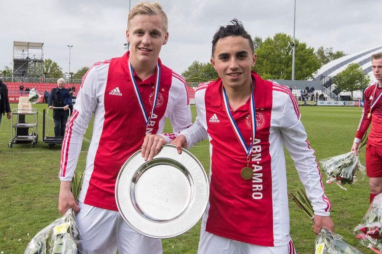 Donny van de Beek bersama rekannya di Ajax Amsterdam, Abdelhak Nouri. Van de Beek memilih nomor 34 sebagai penghormatan kepada Nouri yang mengalami kerusakan otak permanen setelah terkena serangan jantung saat bermain bagi Ajax pada Juli 2017.