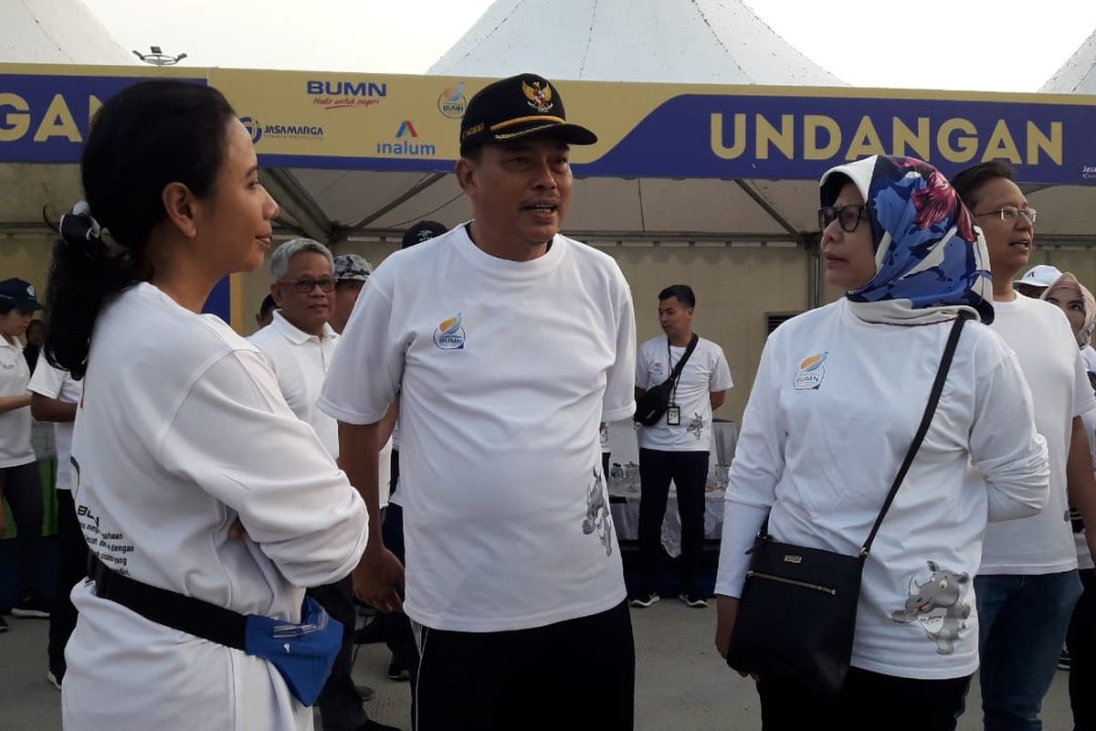 Menteri BUMN Rini M Soemarno tengah berbincang dengan Direktur Utama PT Jasa Marga Tbk Desi Arryani dan Wali Kota Tebing Tinggi Umar Zunaidi Hasibuan dalam peringatan HUT Kementerian BUMN ke-21 melalui  Program Pemberdayaan Masyarakat di GT Tebing Tinggi, Minggu (23/3/2019).