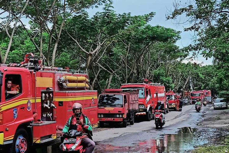 Pemkot Surabaya mengerahkan belasan unit mobil Pemadam Kebakaran (Damkar) untuk menyedot genangan air akibat hujan lebat agar banjir segera surut, Senin (13/6/2022).
