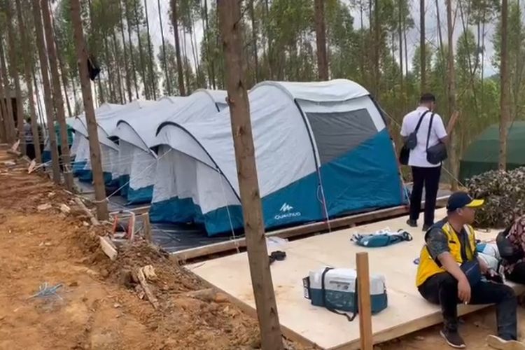 Petugas sedang mempersiapkan tenda berkemah di lokasi ibu kota negara, Sepaku, PPU, Kaltim, Jumat (11/3/2022).