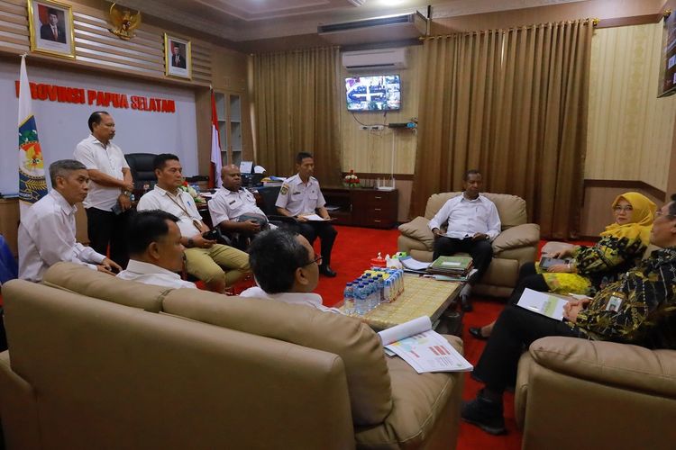 Sekretaris BRGM Ayu Dewi Utari menjalin silahturami dengan Pj Gubernur Papua Selatan Apolo Safanpo di Kantor Gubernur Papua Selatan. 