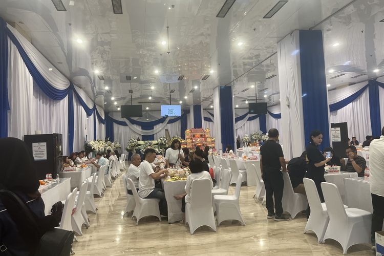 Suasana Rumah Duka Ayah Sarwendah Jelang Malam Kembang