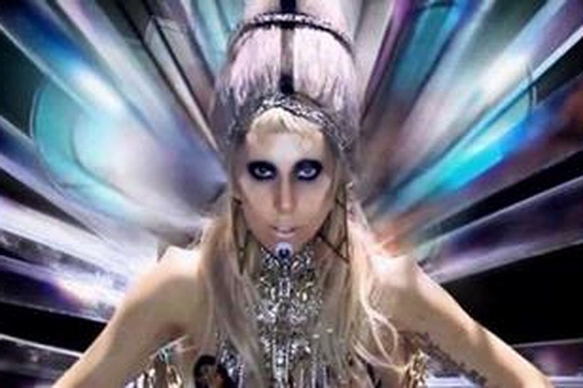 Screen shot video premier resmi lagu "Born This Way" Lady Gaga. 
