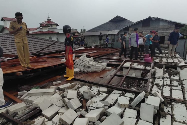 Puing-puing bangunan pesantren yang roboh di Desa Pekapuran, Kecamatan Amuntai Utara, Kabupaten HSU, Kalsel, Senin (9/3/2020).
