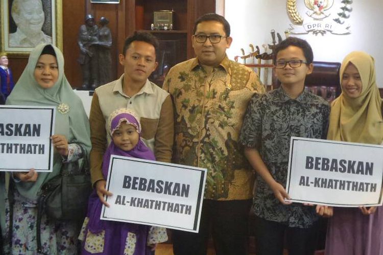 Wakil Ketua DPR RI Fadli Zon menerima keluarga Sekjen FUI Al-Khaththath di ruangannya di Nusantara III, Kompleks Parlemen, Senayan, Jakarta, Selasa (13/6/2017). 
