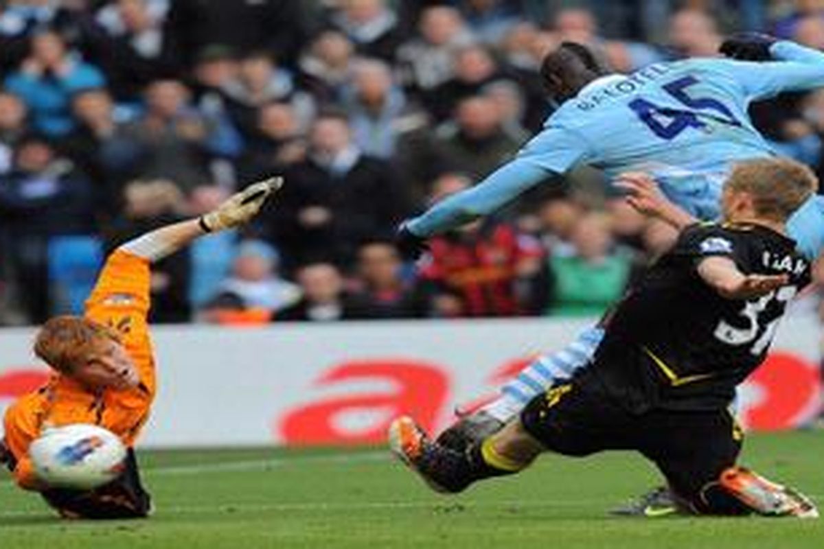 Penyerang Manchester City, Mario Balotelli (nomor 45), melepaskan tembakan yang berujung gol ke gawang Bolton Wanderers, pada pertandingan Premier League, di Etihad Stadium, Sabtu (3/3/2012).