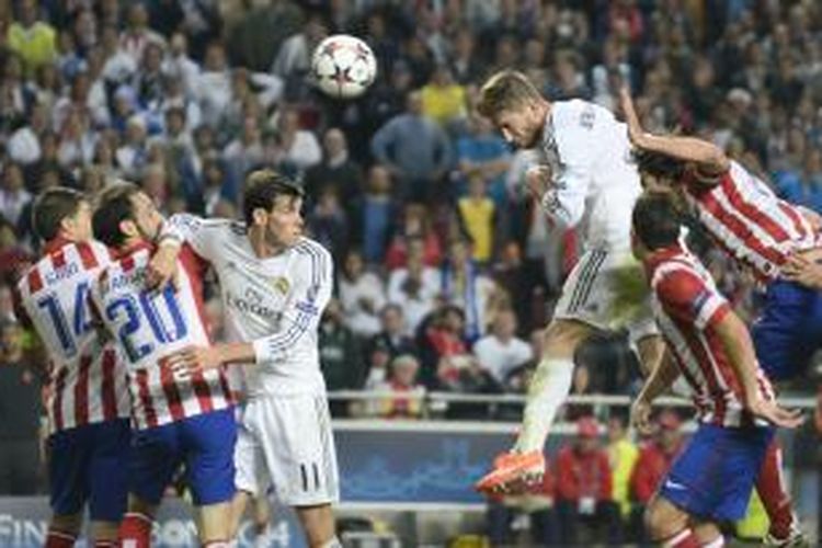 Bek Real Madrid, Sergio Ramos, menyundul bola yang berujung gol ke gawang Atletico Madrid, pada menit ke-90 3 final Liga Champions, di Estadio da Luz, Lisabon, Sabtu (24/5/2014).