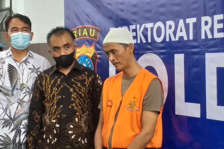 Tersangka korupsi pekerjaan fiktif, AG (50) saat dihadirkan polisi dalam konferensi pers di Mapolda Riau di Pekanbaru, Jumat (23/12/2022).