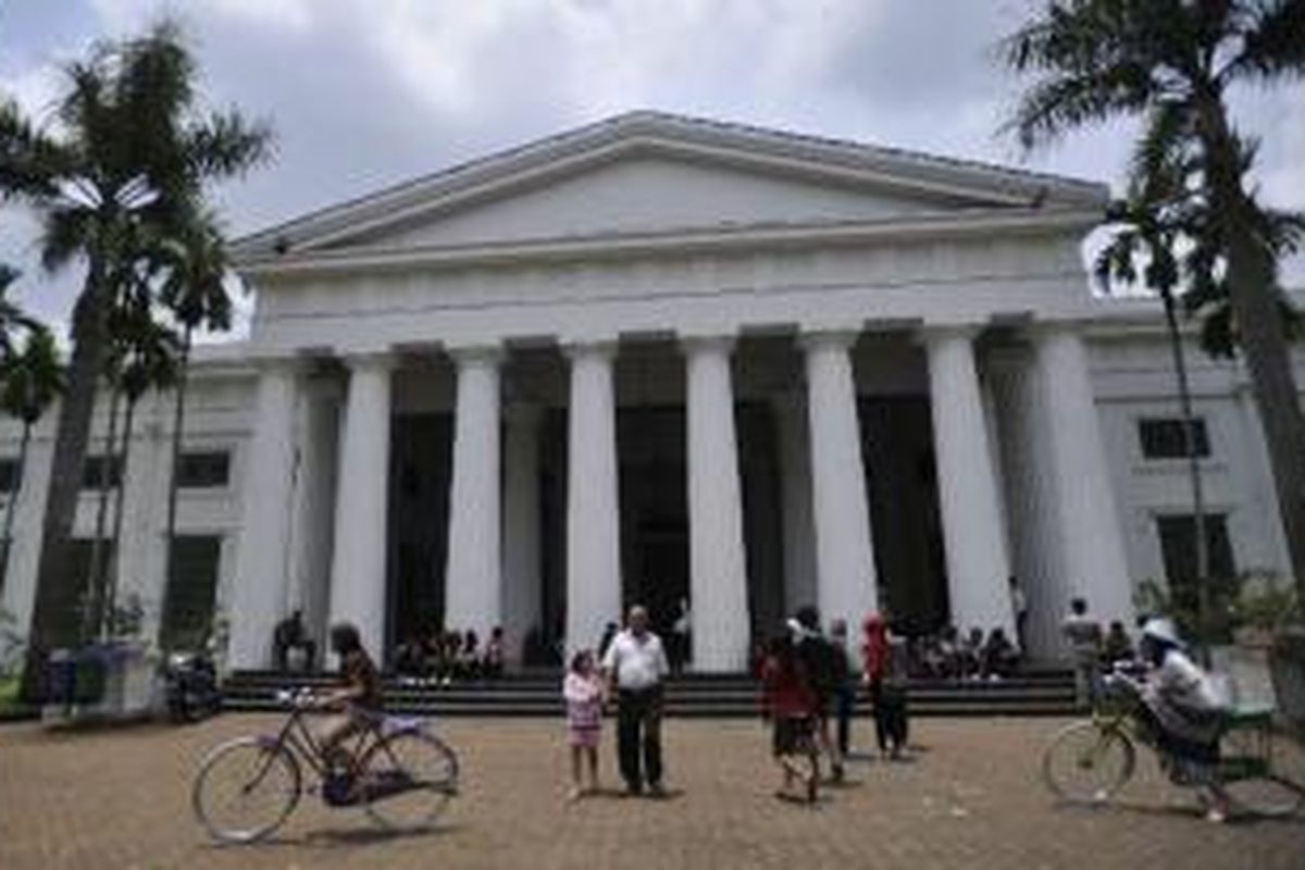 Warga beraktivitas di depan Gedung Museum Seni Rupa dan Keramik di kawasan wisata kota tua Jakarta, Minggu (27/3/2011). Gedung yang dibangun pemerintah kolonial Belanda pada tahun 1870 tersebut ditetapkan sebagai cagar budaya pada tahun 1972 dan sekarang dijadikan Museum Seni Rupa dan Keramik.  