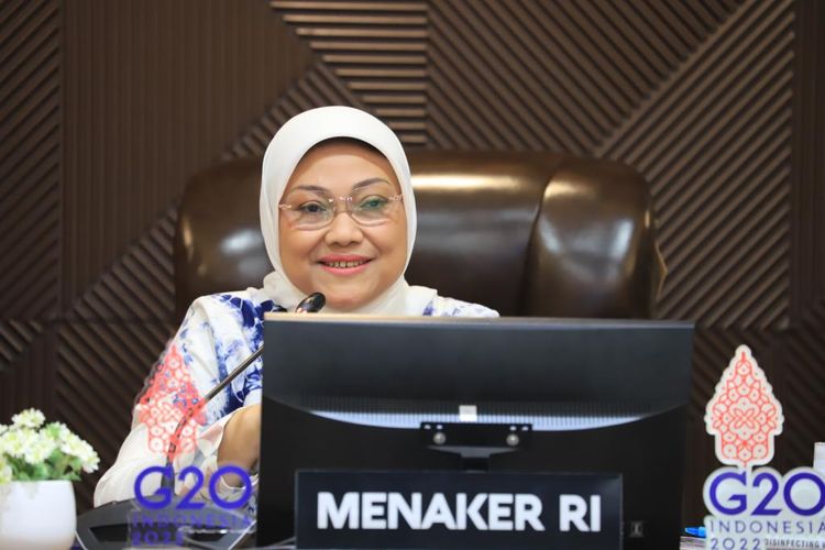 Menteri Ketenagakerjaan Ida Fauziyah ketika memberikan keterangan pers mengenai THR Keagamaan secara virtual, di Jakarta, beberapa waktu lalu.