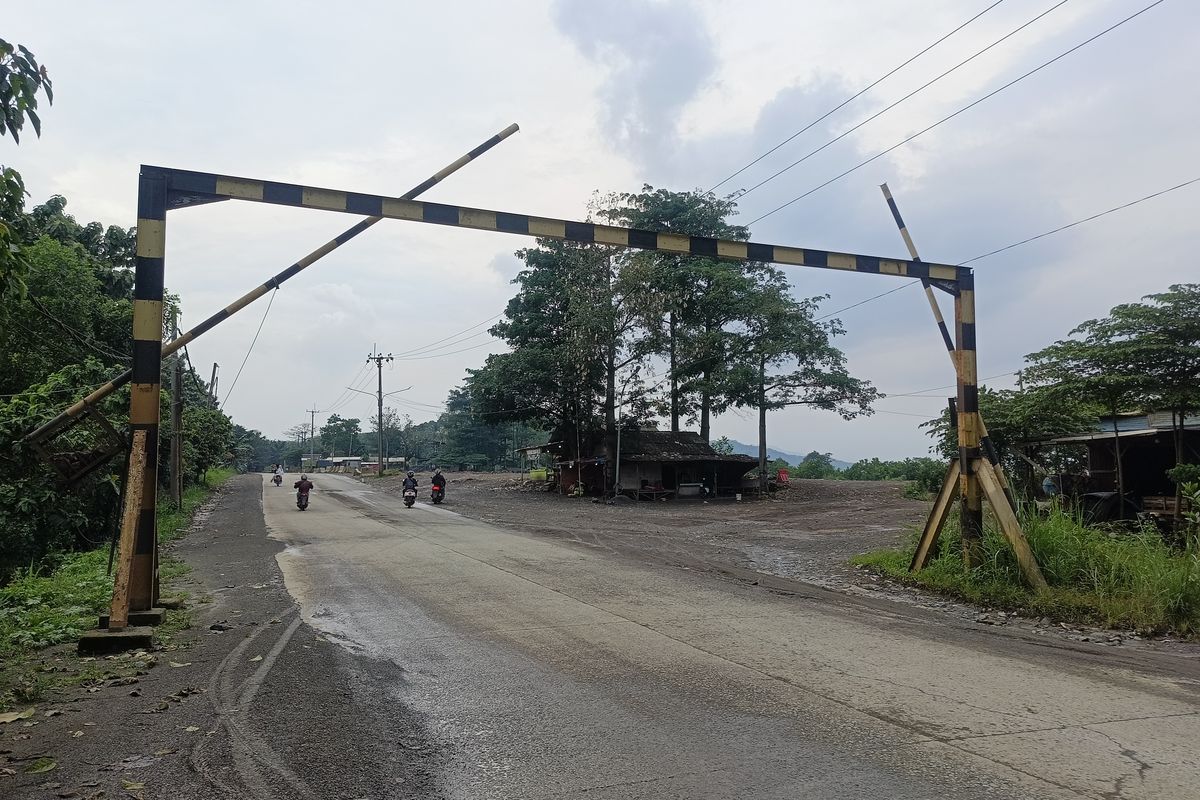 Suasana Jalan Raya Parung Panjang-Sudamanik, Kecamatan Parung Panjang, Kabupaten Bogor.