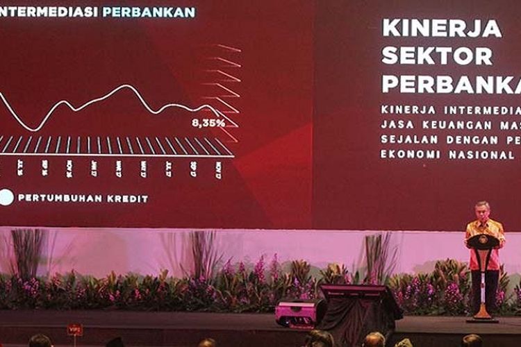 Ketua Ketua Dewan Komisioner Wimboh Santoso menyampaikan laporan pertumbuhan ekonomi tahun 2017 di hadapan Presiden Joko Widodo dan undangan pada Pertemuan Tahunan Industri Jasa Keuangan di Hotel Ritz Carlton, Pacific Place, Jakarta, Kamis (18/1/2018).