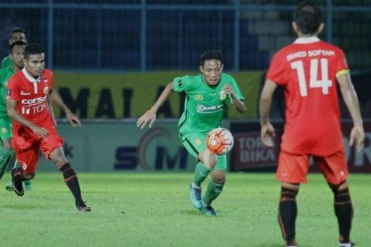 Aksi gelandang Bhayangkara FC, Evan Dimas (tengah), pada laga timnya kontra Persija Jakarta dalam Grup B Piala Presiden 2017 di Stadion Kanjuruhan, Kabupaten Malang, Kamis (16/2/2017).