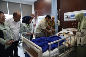 Prabowo Janji Traktir Bubur Ayam Saat Jenguk Siswa yang Ditabrak Mobil MBG