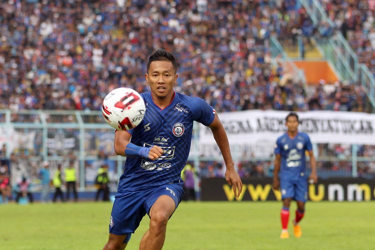 Pemain Arema FC Dendi Santoso saat melawan Persib Bandung pada pekan ketiga Liga 1 2020 yang berakhir dengan skor 1-2 di Stadion Kanjuruhan Malang, Jawa Timur, Minggu (08/03/2020) sore.