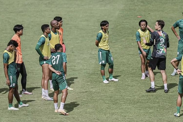 Persebaya Surabaya saat latihan bersama jelang berlanjutnya Liga 1 2023-2024 pada Februari 2024 mendatang.