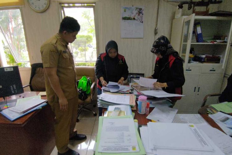 Penyidik Kejati Jabar tengah melakukan penggeledahan di Ruang Kantor Pemkab Karawang, Senin (20/5/2024).