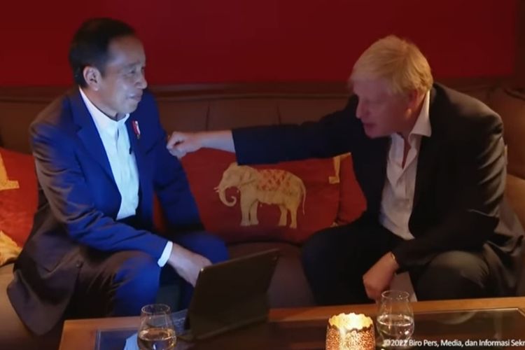 PM Inggris Boris Johnson 'meninju' Presiden Joko Widodo saat pertemuan bilateral di sela-sela KTT G7 di Shcloss Elmau, Jerman, Senin (27/6/2022).