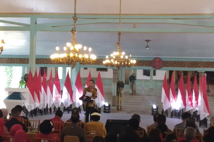 Presiden Jokowi memberikan sambutan dalam peringatan Hari Batik Nasional 2019 di Pura Mangkunegaran Solo, Jawa Tengah, Rabu (2/10/2019).