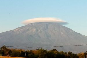 Gunung Lawu 'Bertopi', BMKG Beri Peringatan untuk Pesawat dan Pendaki