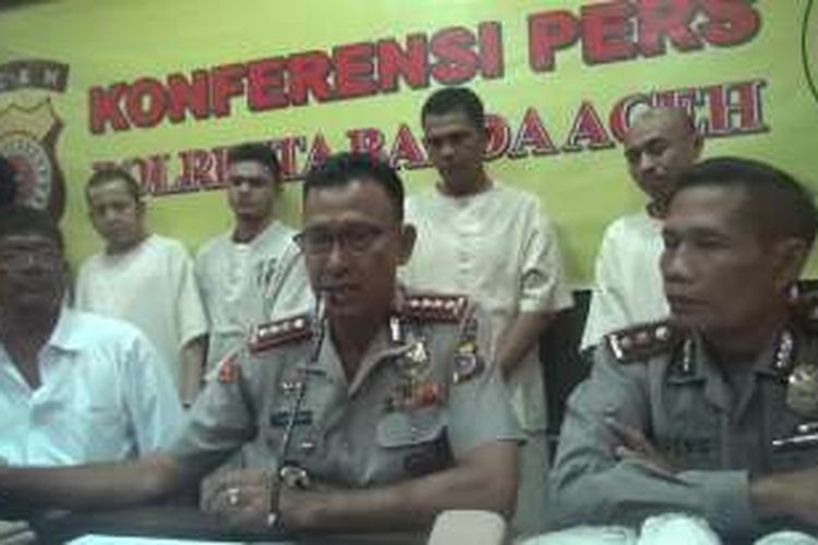 Kapolresta Banda Aceh, Kombes Pol T Saladin merilis penangkapan penyelundup sabu 5 kilogram yang dilakukan petugas bandara Sultan Iskandar Muda Aceh Besar. Tersangka berupaya menyelundupkan sabu dengan cara diikatkan dibadannya.*****