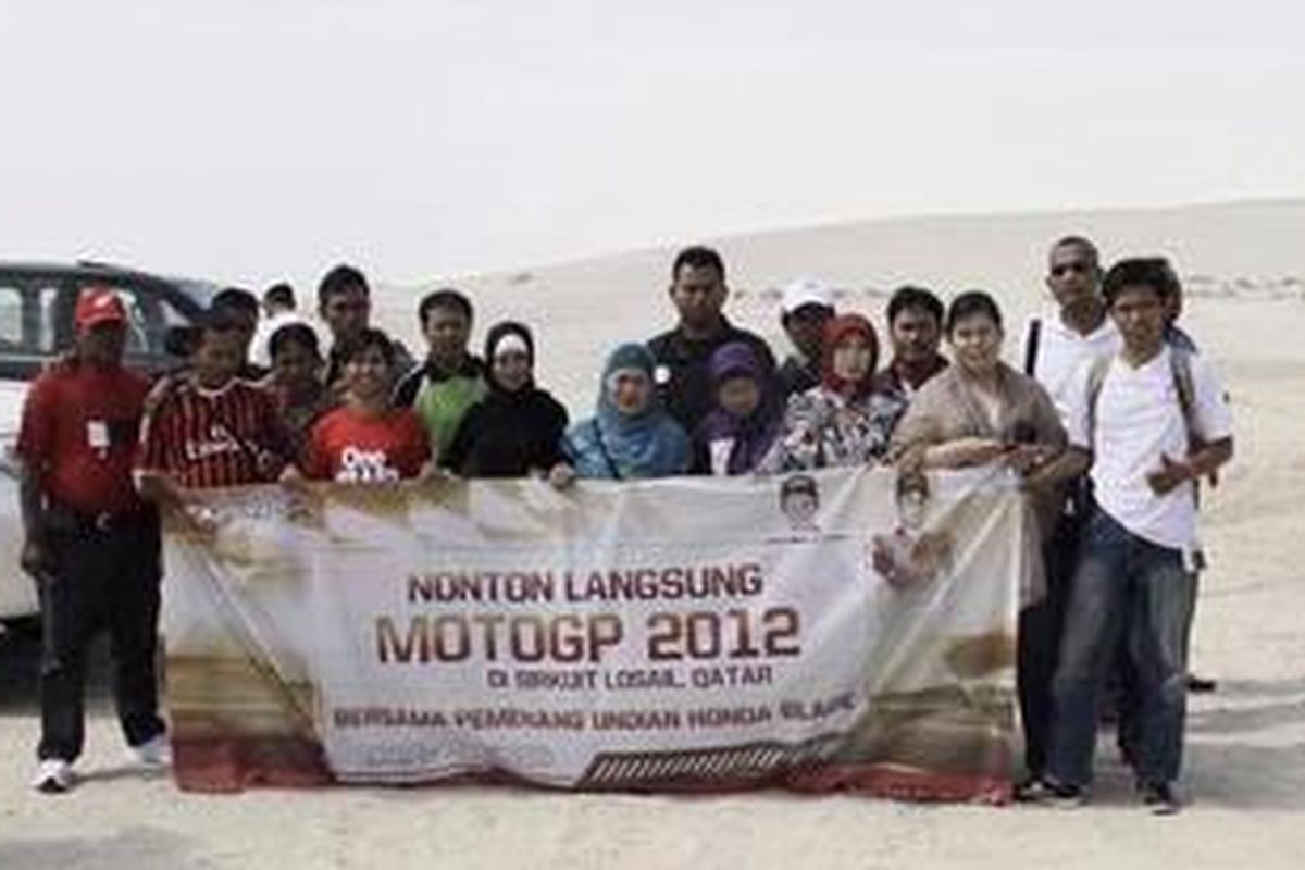 Para peserta nonton langsung MotoGP Qatar berpose bersama sebelum memulai safari padang gurun di Qatar.