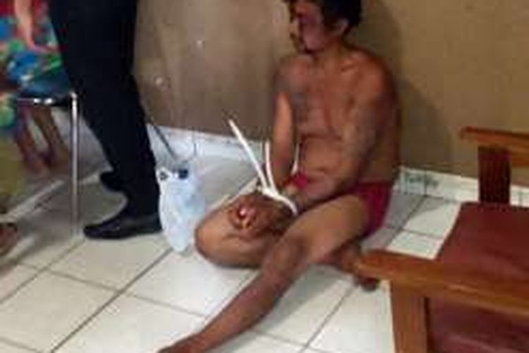 Iwan Binti, buruh giling kelapa yang diduga mengalami depresi ditangkap warga setelah menyandera anak kandungnya sendiri. Pelaku dikeroyok warga setelah upaya penyanderaannya digagalkan masyarakat.