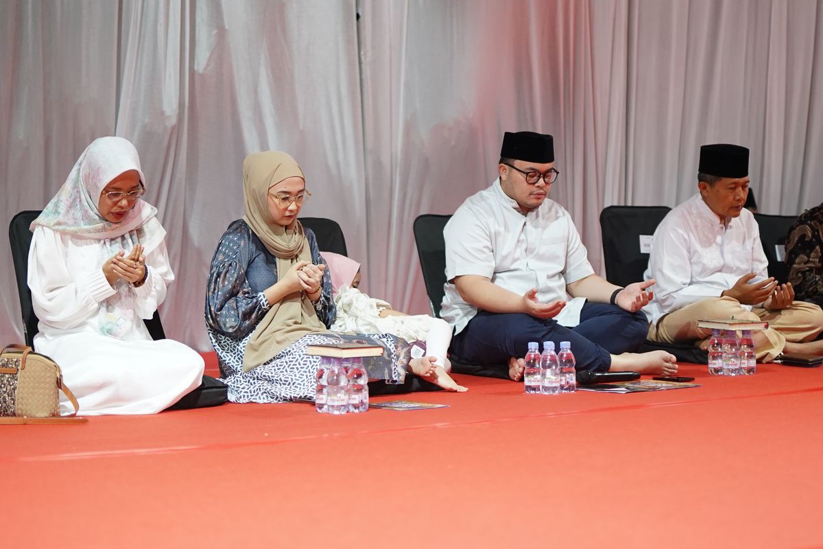 Jelang Pemilu 2024, Bupati Kediri Hanindhito Himawan Pramana menggelar khataman Al Quran dan doa bersama di kediamannya di Kabupaten Kediri, Jawa Timur, Selasa (13/2/2024).