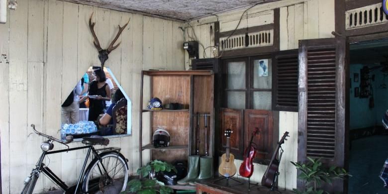 Rumah tua berumur lebih dari 200 tahun sisa-sisa peninggalan nenek moyang Kampung Tugu dengan ornamen betawi bercampur Portugis.