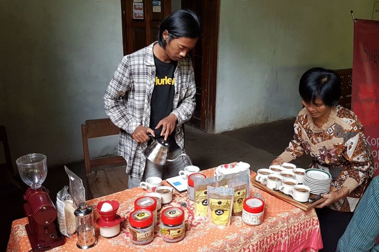 Warga merintis wisata kopi Kerug Batur, Desa Majaksingi, Kecamatan Borobudur, Kabupaten Magelang, Jawa Tengah, Selasa (30/1/2018).