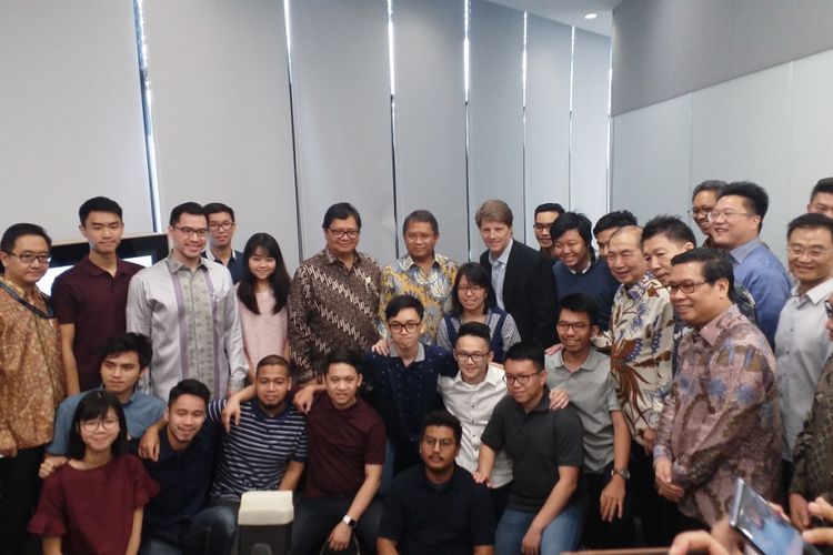 Menteri Perindustrian Airlangga Hartarto serta Menteri Komunikasi dan Informatika Rudiantara berfoto bersama mahasiswa Universitas Bina Nusantara yang menjadi peserta Apple Developer Academy, BSD City, Tangerang, Banten, Senin (7/5/2018).