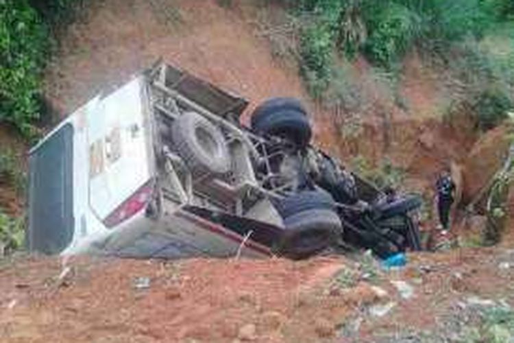 Bus Damri yang ditumpangi puluhan anggota Brimob Polda Kalbar mengalami kecelakaan tunggal dan terperosok kedalam jurang di Jalan Trans Kalimatan KM 35 Kecamatan Nanga Tayap, Kabupaten Ketapang (22/5/2016)