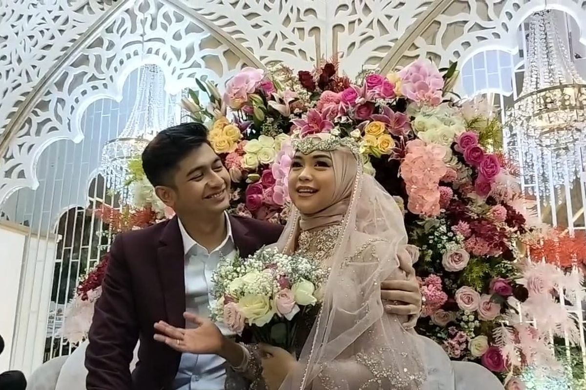 Pasangan Teuku Ryan dan Ria Ricis saat ditemui di kawasan Kemang, Jakarta Selatan pada Sabtu (19/11/2022).