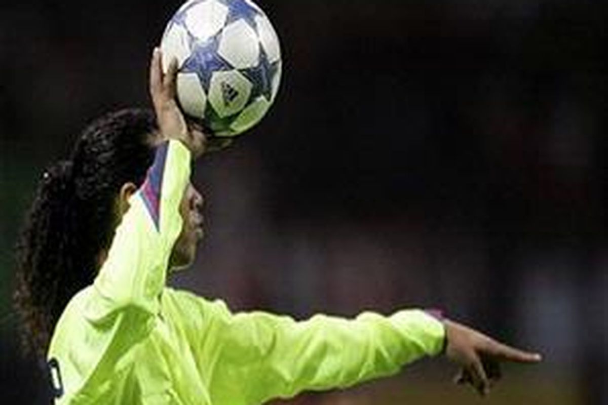 Ronaldinho dibanderol terlalu mahal, hingga AC Milan keberatan membelinya.