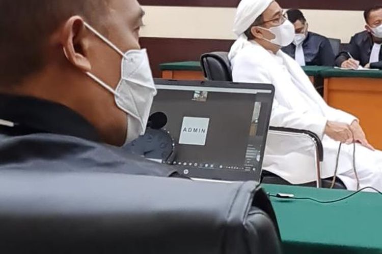 Majelis hakim membacakan putusan sela dalam sidang Rizieq Shihab di Pengadilan Negeri Jakarta Timur, Selasa (6/4/2021).