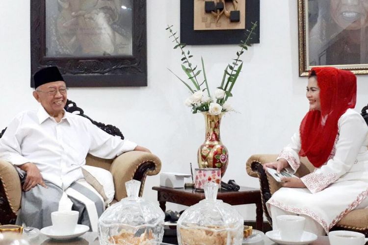 Calon Wakil Gubernur Jawa Timur, Puti Guntur Soekarno, berkunjung Ke Pengasuh Pondok Pesantren Tebu Ireng KH Sholahudin Wahid.