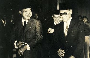 Hamengku Buwono IX bersama Presiden Soeharto setelah acara pelantikan 