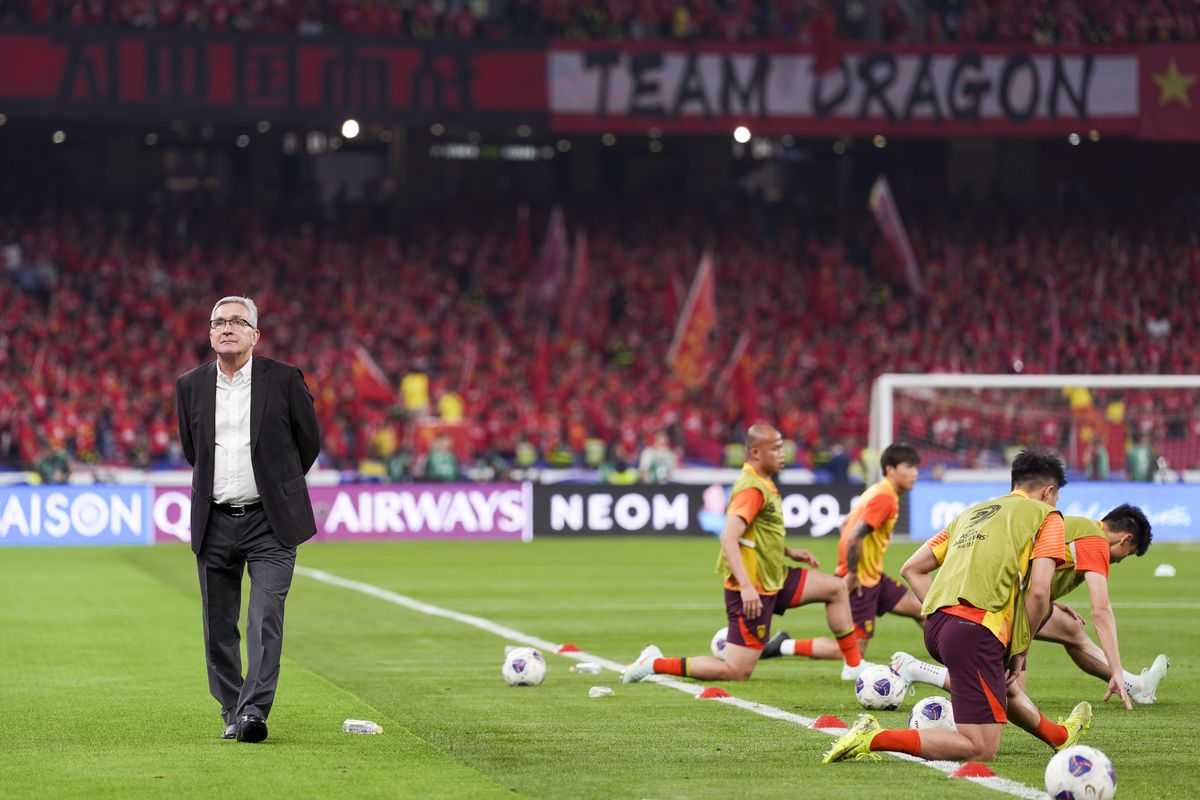 Pelatih kepala Timnas China, Branko Ivankovic, bereaksi sebelum pertandingan Grup C Kualifikasi Piala Dunia FIFA 2026 antara Tiongkok dan Australia di Hangzhou, Tiongkok, 25 Maret 2025.
