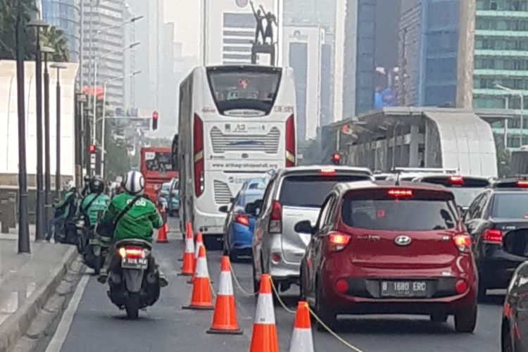 Jalur sepeda di Jalan MH Thamrin, Jakarta Pusat, Sabtu (21/9/2019) petang, dilewati para pengendara sepeda motor.
