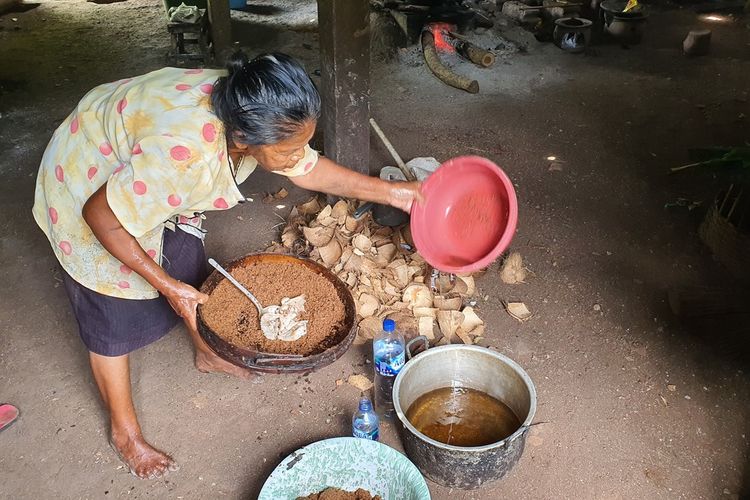 Tumi Pembuat Minyak Kelapa di Gunungkidul Rabu (23/2/2022)