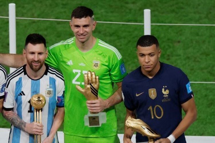 Gelandang Argentina Enzo Fernandez (kiri), penyerang Lionel Messi, penjaga gawang Emiliano Martinez, dan penyerang Perancis Kylian Mbappe berpose di podium setelah masing-masing menerima penghargaan Pemain Muda, Sarung Tangan Emas, Sepatu Emas, dan Bola Emas, pada acara trofi Piala Dunia 2022 Qatar usai pertandingan final antara Argentina vs Perancis di Stadion Lusail di Lusail, utara Doha pada Minggu 18 Desember 2022. Terkini, Kiper Argentina, Emiliano Martinez, mengungkapkan pembicaraannya dengan Kylian Mbappe seusai final Piala Dunia 2022.