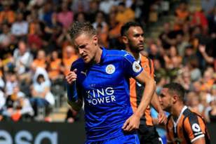 Salah satu ekspresi penyerang Leicester City, Jamie Vardy, dalam pertandingan perdana Premier League melawan Hull City di KCOM Stadium, Sabtu (13/8/2016). 