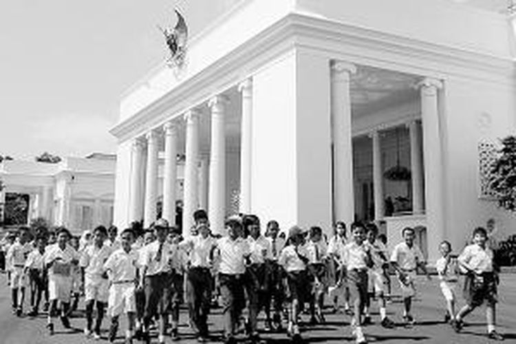 Murid-murid Sekolah Dasar Negeri Cilendek 1 mengunjungi Istana Kepresidenan Bogor dalam rangka program Istana untuk Rakyat 2014 di Kota Bogor, Senin (9/6/2014).