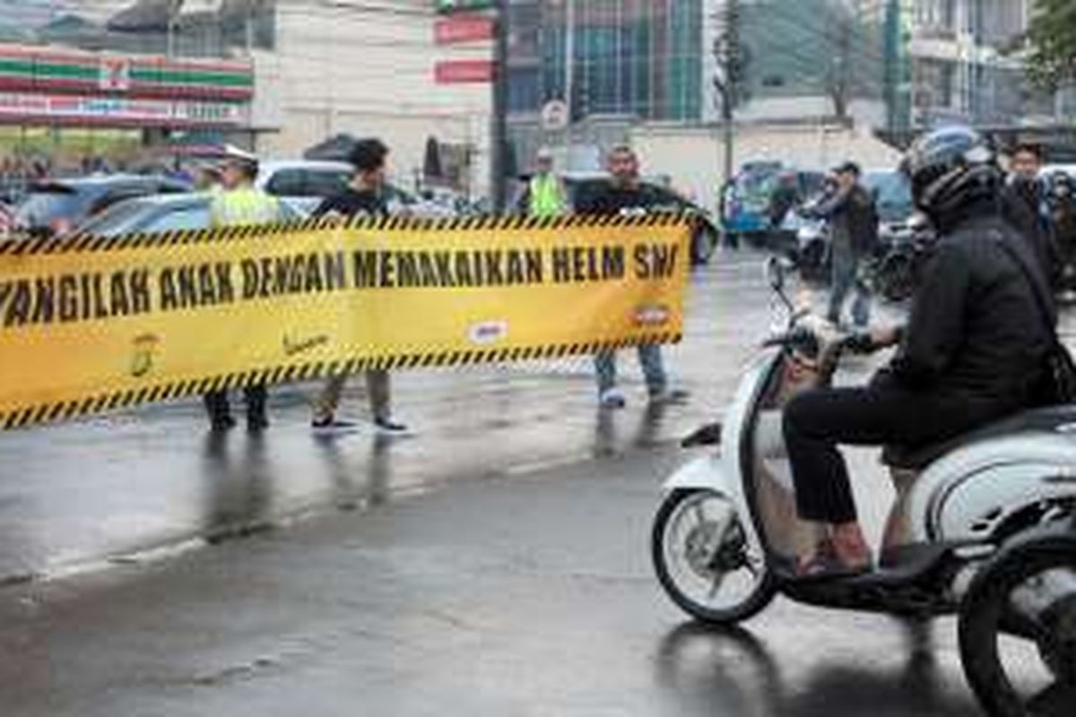 Kampanye pengingat orang tua untuk menyayangi anak dengan menggunakan helm SNI di jalan raya.