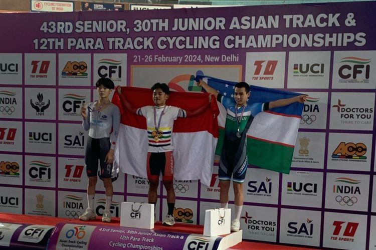 Julian Abi Manyu yang memperkuat klub sepeda ASC Monsters menjadi juara Men Junior Points Race di kompetisi Asian Track Cycling Championship 2024 di New Delhi, India, Sabtu (24/2/2024). 