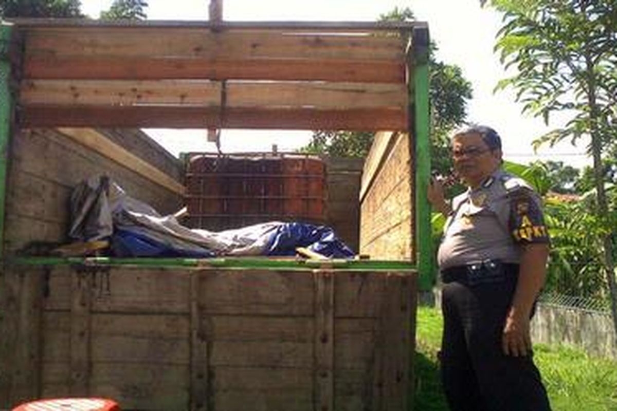 Anggota Kepolisian Sektor Kota Pontianak, Kalimantan Barat, menunjukkan tangki besar di truk yang bisa menampung 1.000 liter solar bersubsidi, Sabtu (17/9/2011).