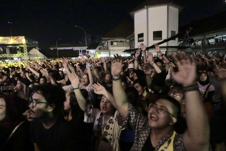 Sejumlah penonton bernyanyi bersama saat penampilan Om Leo Berkaraoke berkolaborasi dengan sejumlah grup band papan atas di acara Synchronize Fest 2019 di Gambir Expo, Kemayoran, Jakarta Pusat, Sabtu (5/10/2019). Acara festival musik tahunan ini dimeriahkan  sejumlah band papan atas diantaranya Nidji, Noah, Sheila On 7, Jamrud, Iwan Fals dan lain-lain.