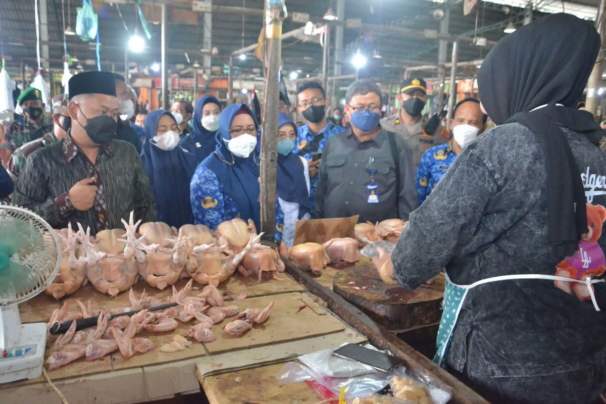 Bupati Gresik Fandi Akhmad Yani dan Wakil Bupati Gresik Aminatun Habibah, saat menggelar agenda sidak di Pasar Baru Gresik, Jawa Timur, Senin (19/12/2022).