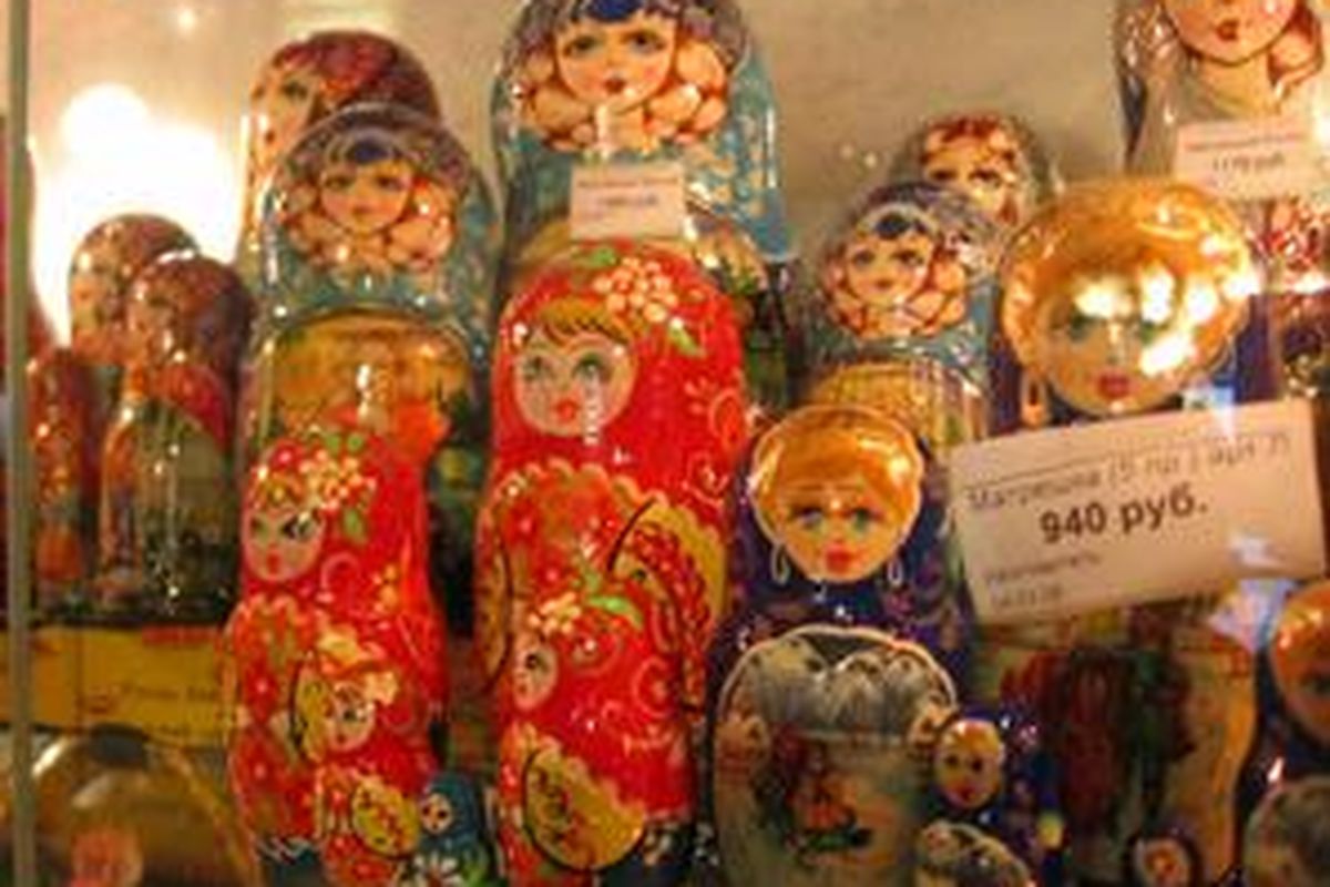 Sebagian kecil dari ribuan boneka kayu Matryoshka yang dijual pada sebuah toko souvenir di pusat kota Chelyabinsk, Rusia.